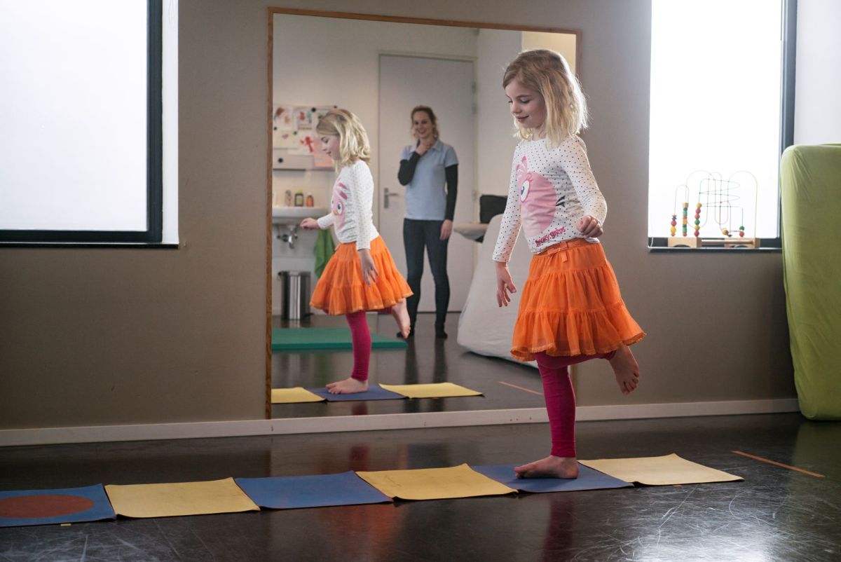 Kind oefent spelenderwijs bij Fysiokids