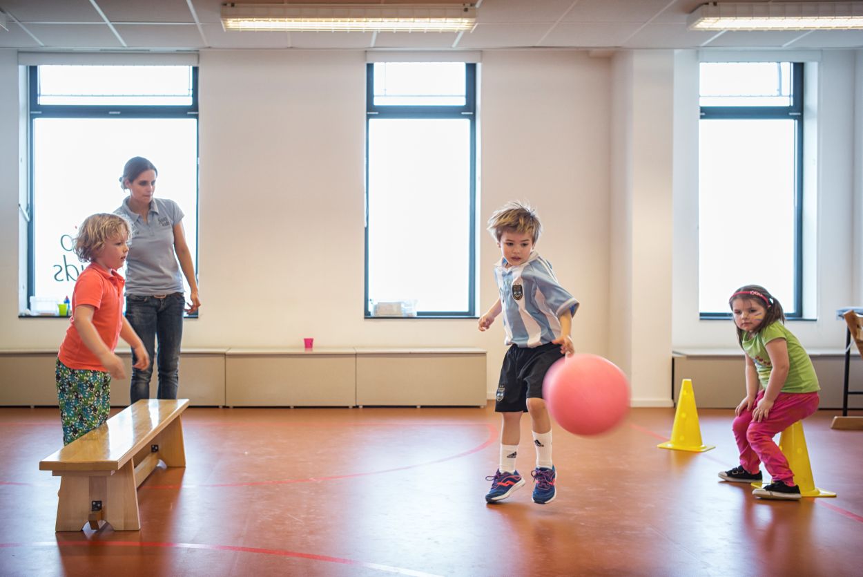 Kinderen die samen oefenen in een gymzaal